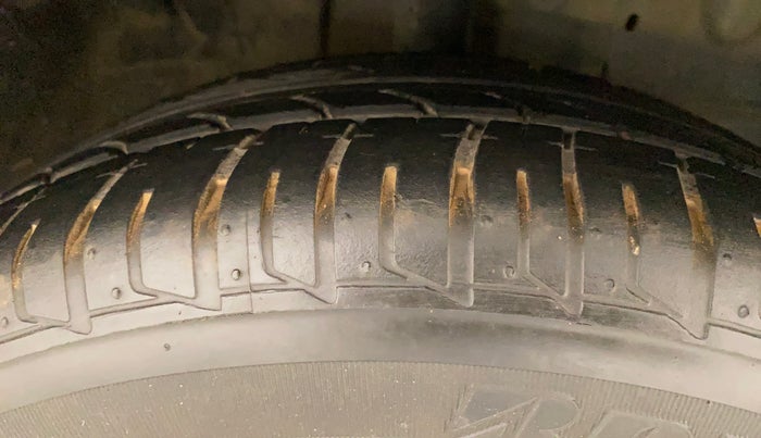 2014 Toyota Etios CROSS 1.2 G, Petrol, Manual, 74,122 km, Right Front Tyre Tread