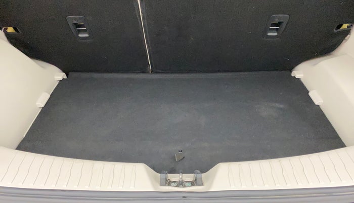2021 Mahindra XUV300 W8 (O) 1.2 PETROL, Petrol, Manual, 9,715 km, Boot Inside