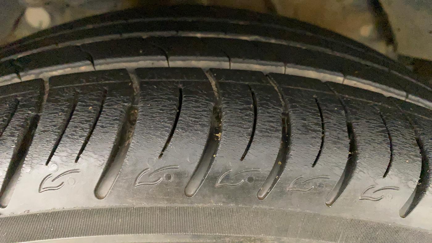 2021 Mahindra XUV300 W8 (O) 1.2 PETROL, Petrol, Manual, 9,715 km, Right Front Tyre Tread