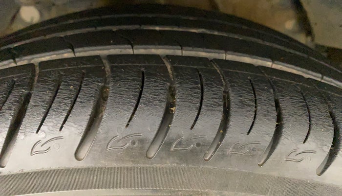 2021 Mahindra XUV300 W8 (O) 1.2 PETROL, Petrol, Manual, 9,715 km, Right Front Tyre Tread