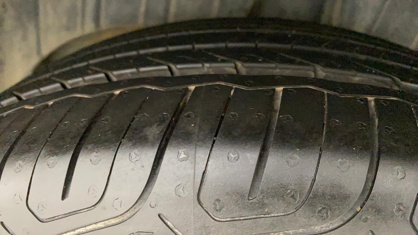 2021 Mahindra XUV300 W8 (O) 1.2 PETROL, Petrol, Manual, 9,715 km, Right Rear Tyre Tread