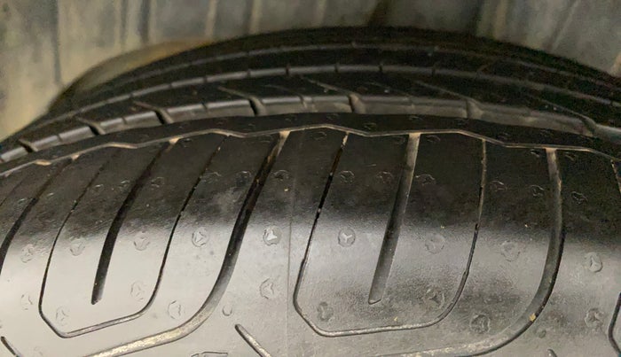 2021 Mahindra XUV300 W8 (O) 1.2 PETROL, Petrol, Manual, 9,715 km, Right Rear Tyre Tread