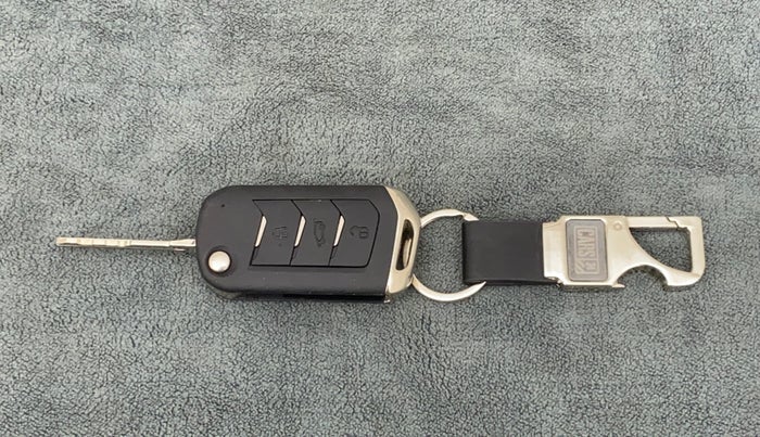 2021 Mahindra XUV300 W8 (O) 1.2 PETROL, Petrol, Manual, 9,715 km, Key Close Up