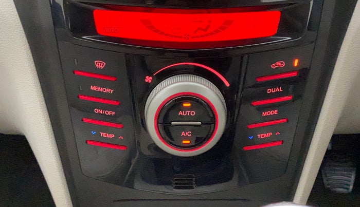 2021 Mahindra XUV300 W8 (O) 1.2 PETROL, Petrol, Manual, 9,715 km, Automatic Climate Control