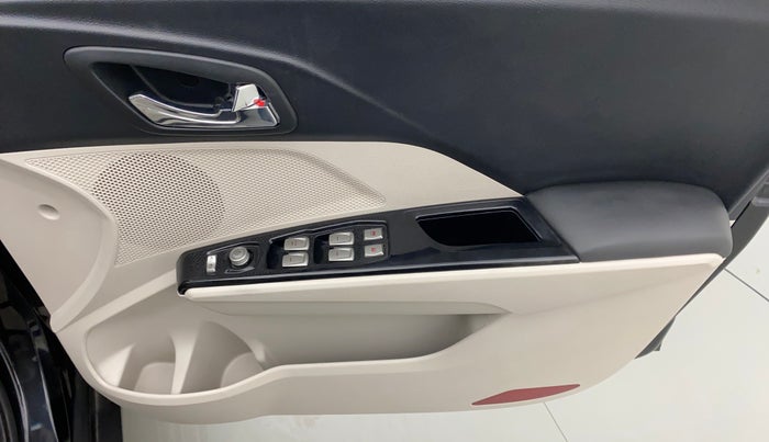 2021 Mahindra XUV300 W8 (O) 1.2 PETROL, Petrol, Manual, 9,715 km, Driver Side Door Panels Control