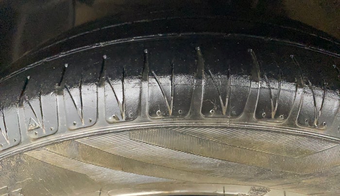 2014 Hyundai Xcent SX AT 1.2 (O), Petrol, Automatic, 88,100 km, Left Front Tyre Tread