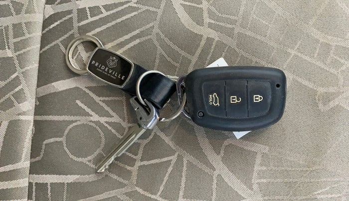 2014 Hyundai Xcent SX AT 1.2 (O), Petrol, Automatic, 88,100 km, Key Close Up