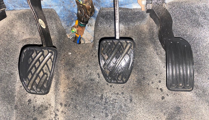 2013 Renault Scala RXE DIESEL, Diesel, Manual, 1,18,187 km, Pedals