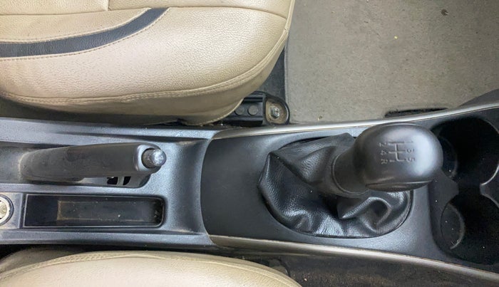 2013 Renault Scala RXE DIESEL, Diesel, Manual, 1,18,187 km, Gear Lever