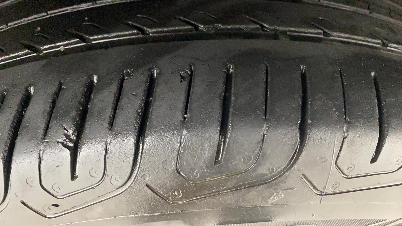 2018 Volkswagen Passat HIGHLINE DSG, Diesel, Automatic, 1,08,680 km, Right Front Tyre Tread