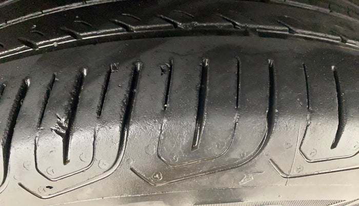 2018 Volkswagen Passat HIGHLINE DSG, Diesel, Automatic, 1,08,680 km, Right Front Tyre Tread