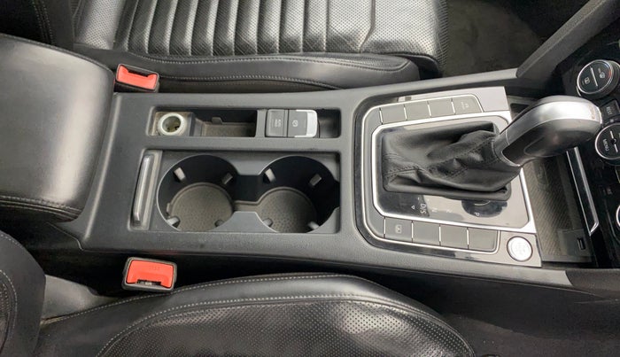 2018 Volkswagen Passat HIGHLINE DSG, Diesel, Automatic, 1,08,680 km, Gear Lever