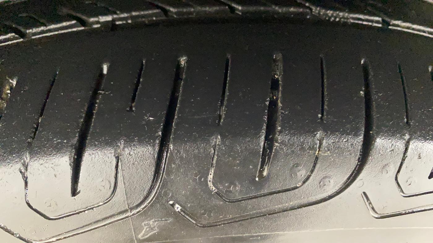 2018 Volkswagen Passat HIGHLINE DSG, Diesel, Automatic, 1,08,680 km, Left Front Tyre Tread