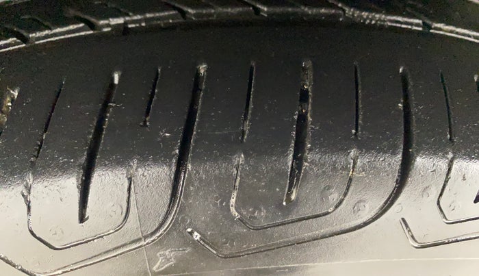 2018 Volkswagen Passat HIGHLINE DSG, Diesel, Automatic, 1,08,680 km, Left Front Tyre Tread