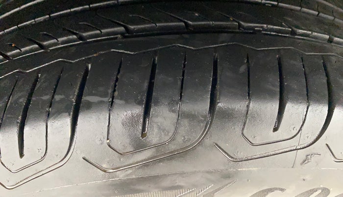 2018 Volkswagen Passat HIGHLINE DSG, Diesel, Automatic, 1,08,680 km, Right Rear Tyre Tread