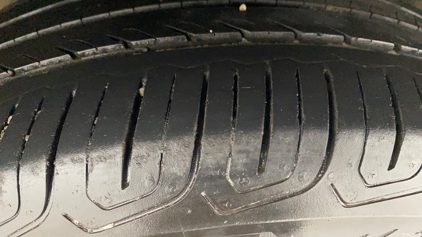 2018 Volkswagen Passat HIGHLINE DSG, Diesel, Automatic, 1,08,680 km, Left Rear Tyre Tread