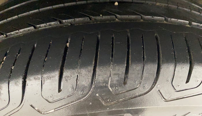 2018 Volkswagen Passat HIGHLINE DSG, Diesel, Automatic, 1,08,680 km, Left Rear Tyre Tread