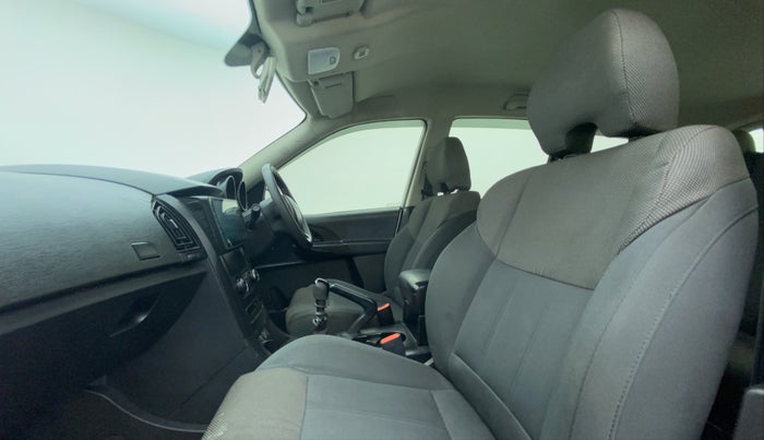 2018 Mahindra XUV500 W5 FWD, Diesel, Manual, 35,913 km, Right Side Front Door Cabin