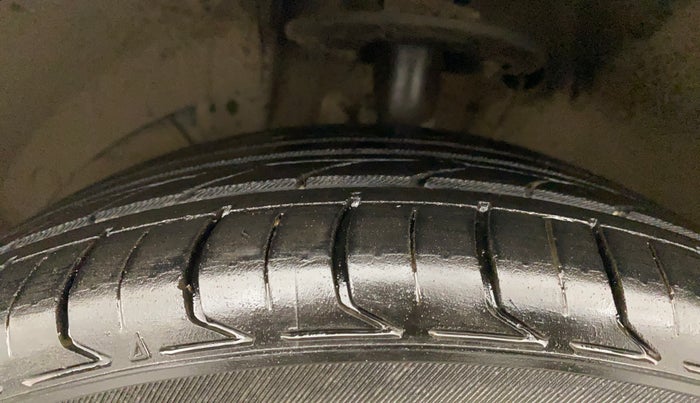 2016 Maruti Baleno ZETA DIESEL 1.3, Diesel, Manual, 75,269 km, Left Front Tyre Tread