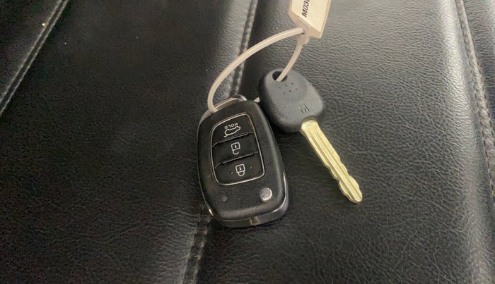 2021 Hyundai VENUE SX 1.0 TURBO IMT, Petrol, Manual, 34,472 km, Key Close Up