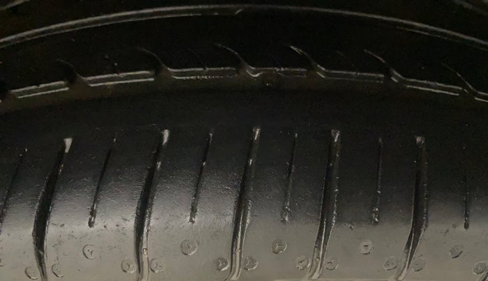 2018 Maruti Ertiga VXI, Petrol, Manual, 68,874 km, Right Front Tyre Tread
