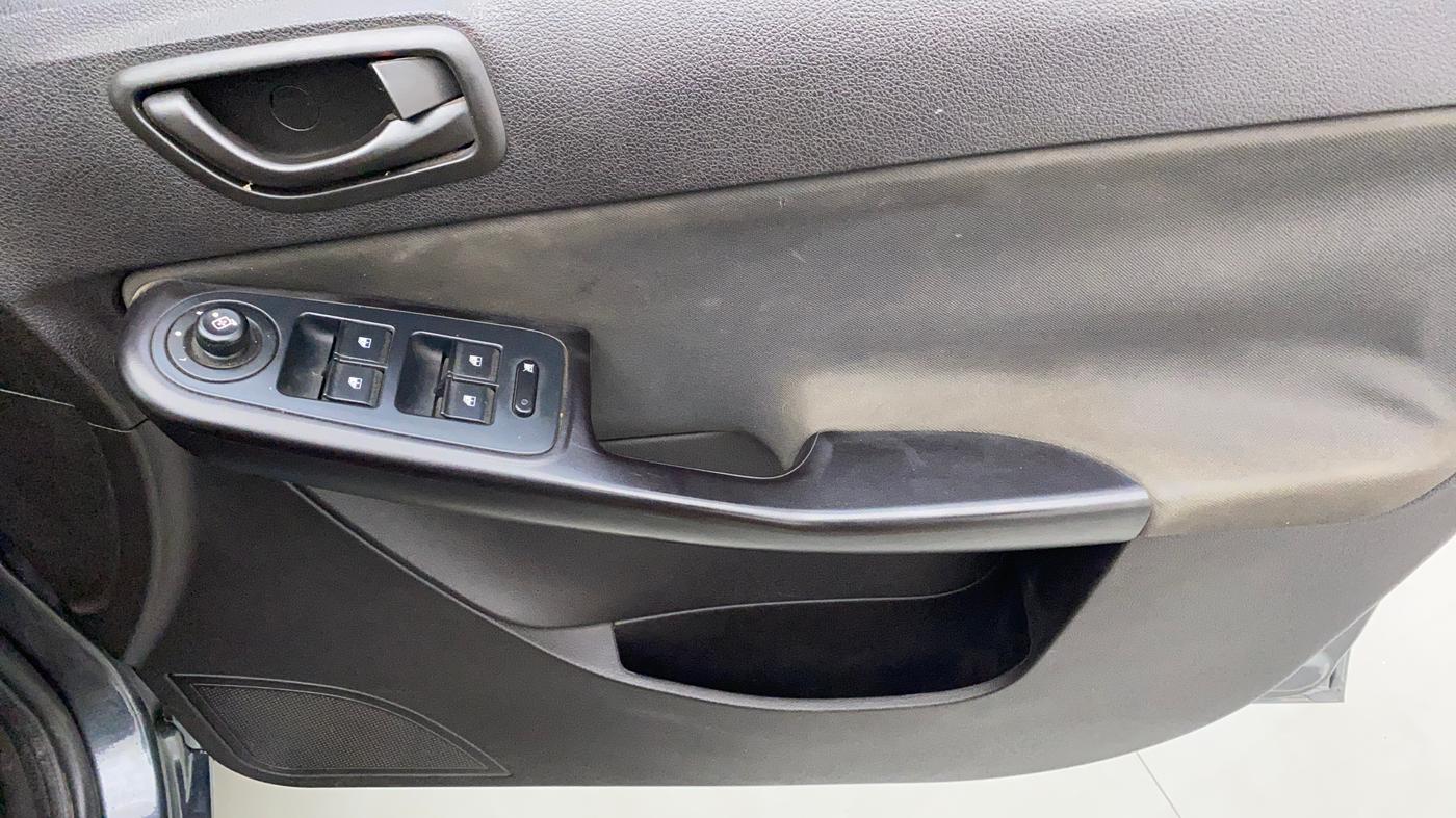 2016 Tata Zest XMS QUADRAJET 90PS, Diesel, Manual, 99,840 km, Driver Side Door Panels Controls