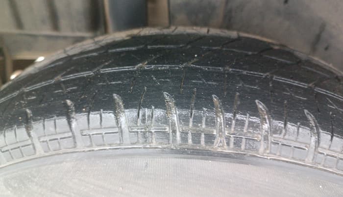 2013 Maruti Swift VXI, Petrol, Manual, 81,472 km, Right Rear Tyre Tread