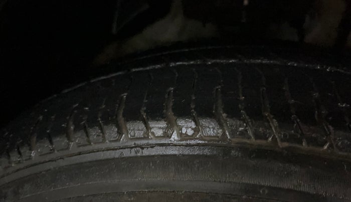 2021 Mahindra XUV300 W4 1.5 DIESEL, Diesel, Manual, 25,791 km, Right Front Tyre Tread