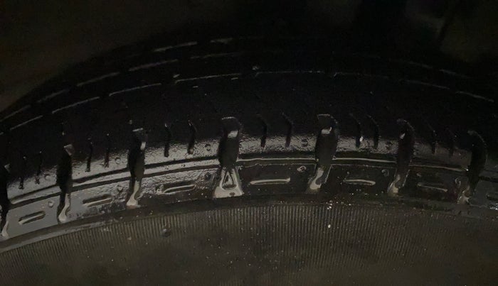 2017 Hyundai Grand i10 SPORTZ 1.2 KAPPA VTVT, CNG, Manual, 98,385 km, Left Rear Tyre Tread