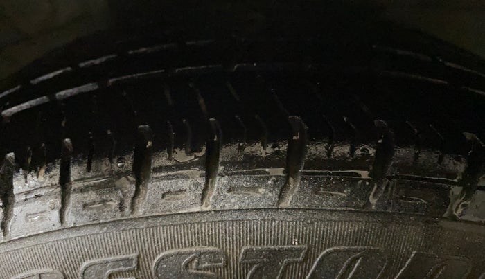 2017 Hyundai Grand i10 SPORTZ 1.2 KAPPA VTVT, CNG, Manual, 98,385 km, Right Rear Tyre Tread