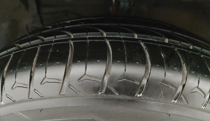 2016 Maruti Ciaz VXI+, Petrol, Manual, 1,24,512 km, Left Front Tyre Tread