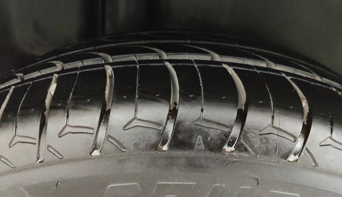 2016 Maruti Ciaz VXI+, Petrol, Manual, 1,24,512 km, Right Rear Tyre Tread