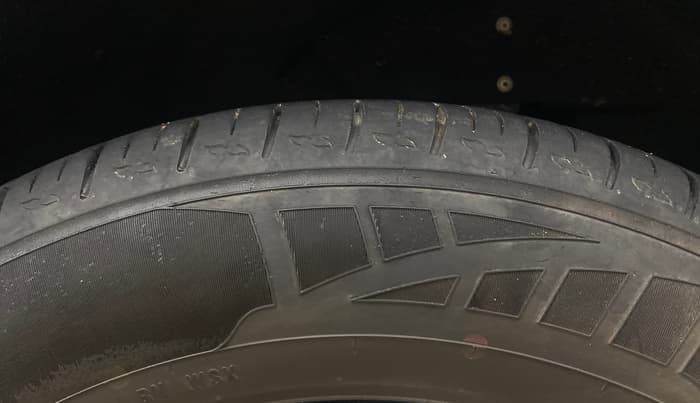 2022 Mahindra XUV700 AX 5 D MT 5 STR, Diesel, Manual, 61,792 km, Left Rear Tyre Tread
