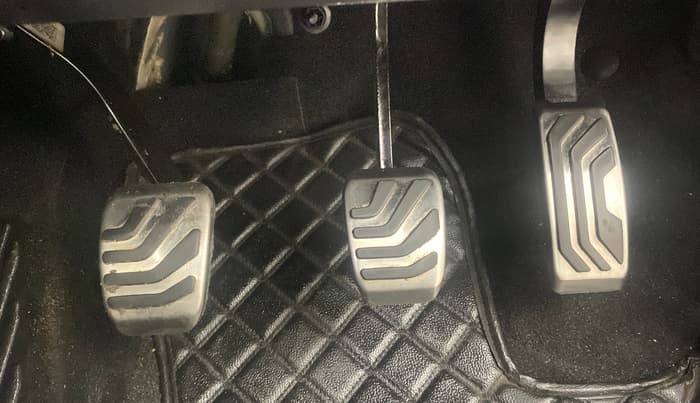 2022 Mahindra XUV700 AX 5 D MT 5 STR, Diesel, Manual, 61,792 km, Pedals