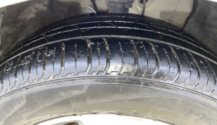 2015 Hyundai Elite i20 ASTA 1.2, Petrol, Manual, 63,572 km, Right Front Tyre Tread