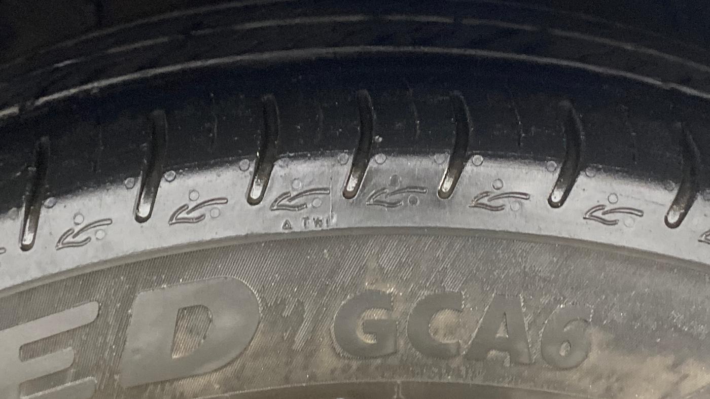2023 Tata ALTROZ XZA PLUS (O) SUNROOF P , Petrol, Automatic, 26,917 km, Right Front Tyre Tread