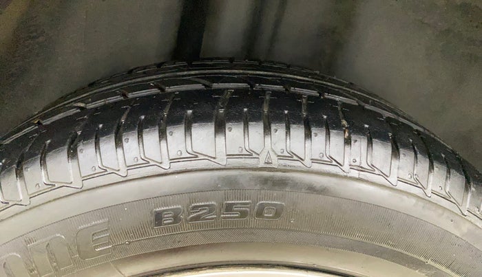 2015 Volkswagen Vento HIGHLINE 1.6 MPI, Petrol, Manual, 75,856 km, Right Rear Tyre Tread