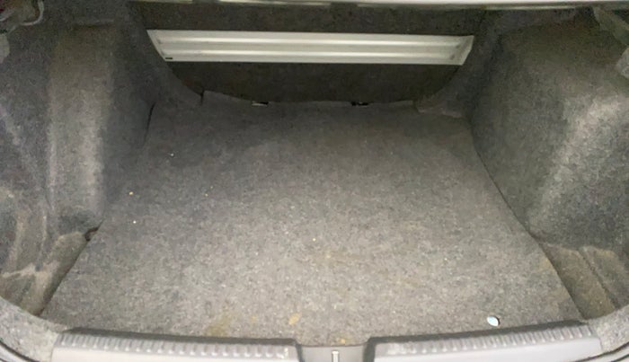 2015 Volkswagen Vento HIGHLINE 1.6 MPI, Petrol, Manual, 75,856 km, Boot Inside