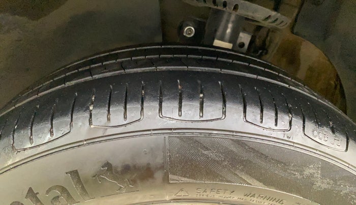 2015 Volkswagen Vento HIGHLINE 1.6 MPI, Petrol, Manual, 75,856 km, Left Front Tyre Tread