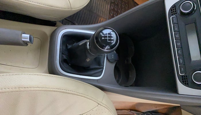 2015 Volkswagen Vento HIGHLINE 1.6 MPI, Petrol, Manual, 75,856 km, Gear Lever