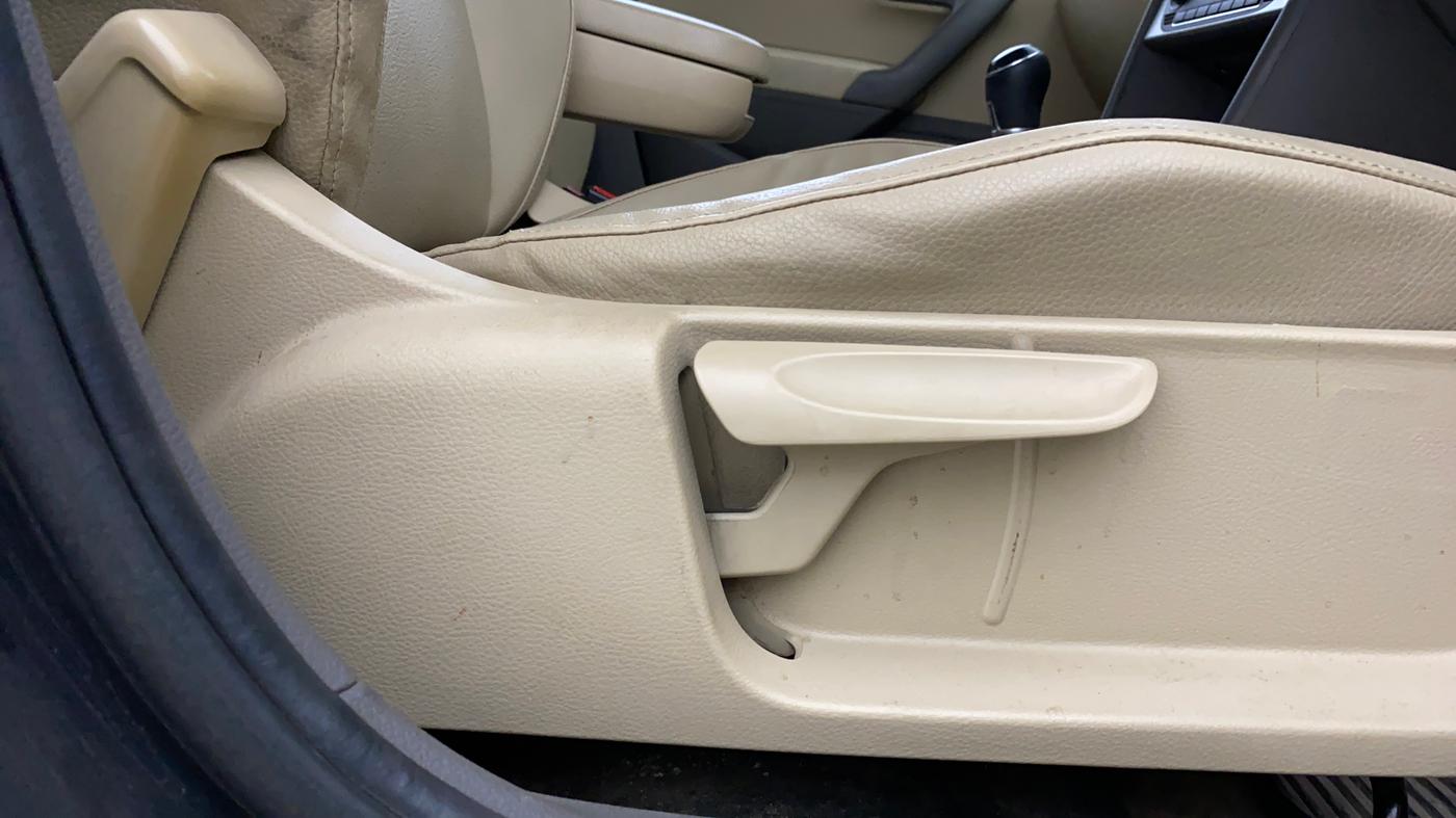 2015 Volkswagen Vento HIGHLINE 1.6 MPI, Petrol, Manual, 75,607 km, Driver Side Adjustment Panel