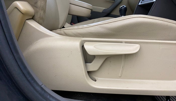 2015 Volkswagen Vento HIGHLINE 1.6 MPI, Petrol, Manual, 75,856 km, Driver Side Adjustment Panel