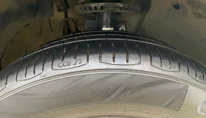 2015 Volkswagen Vento HIGHLINE 1.6 MPI, Petrol, Manual, 75,856 km, Right Front Tyre Tread