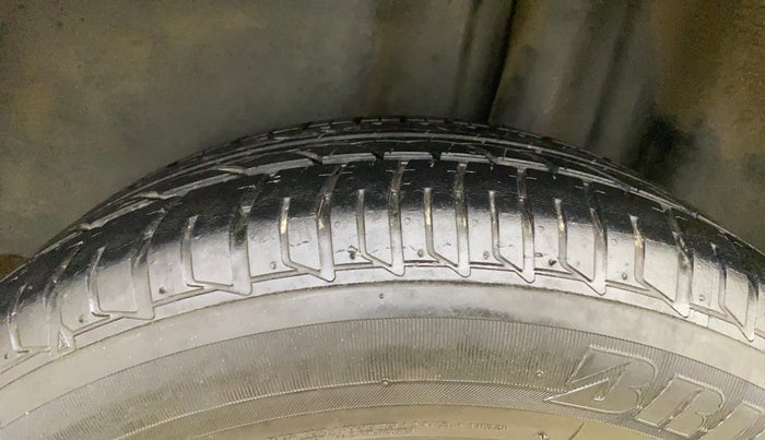 2015 Volkswagen Vento HIGHLINE 1.6 MPI, Petrol, Manual, 75,856 km, Left Rear Tyre Tread