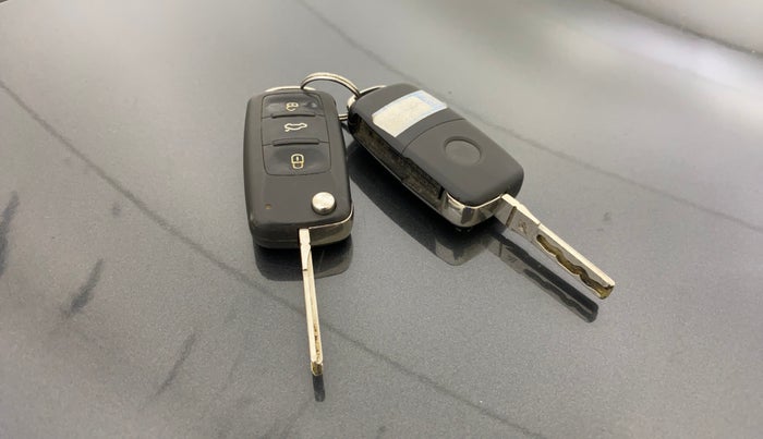 2015 Volkswagen Vento HIGHLINE 1.6 MPI, Petrol, Manual, 75,856 km, Key Close Up