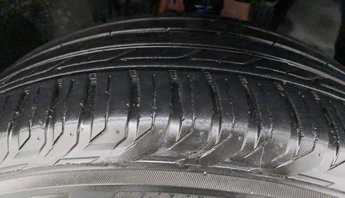 2017 Jeep Compass LIMITED (O) 1.4 PETROL AT, Petrol, Automatic, 65,277 km, Right Front Tyre Tread