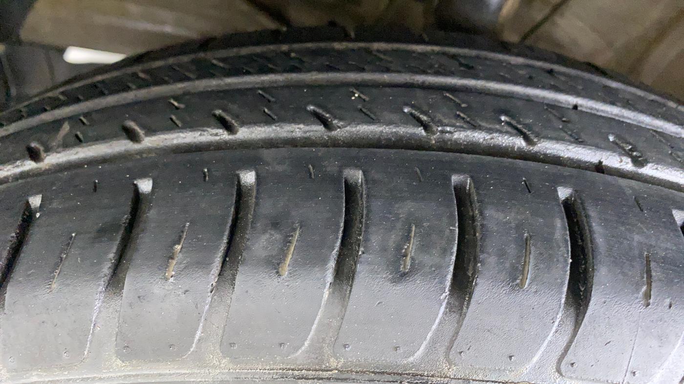 2018 Maruti Swift LXI, Petrol, Manual, 19,684 km, Left Front Tyre Tread
