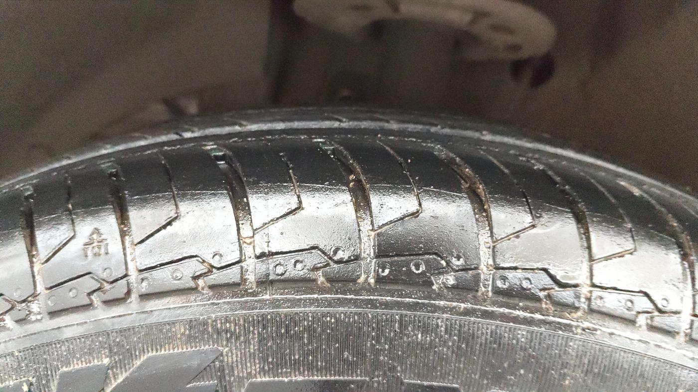 2022 Maruti Dzire VXI AMT, Petrol, Automatic, 23,164 km, Left Front Tyre Tread