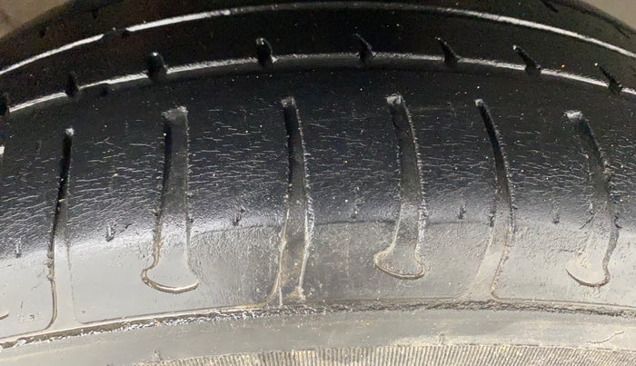 2015 Hyundai Elite i20 MAGNA 1.2, Petrol, Manual, 40,311 km, Right Front Tyre Tread