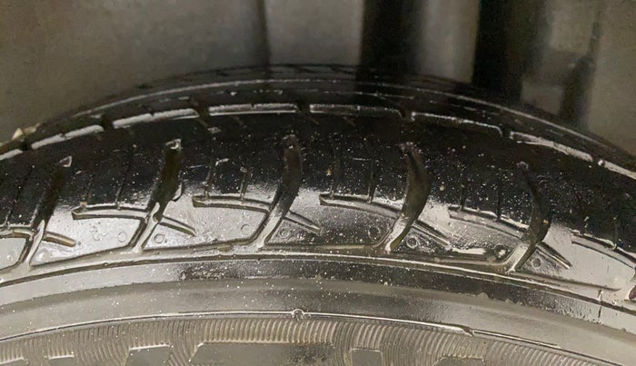 2014 Maruti Swift ZXI, Petrol, Manual, 78,007 km, Left Rear Tyre Tread